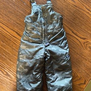 OshKosh b’gosh 2T Camo Snow Bibs